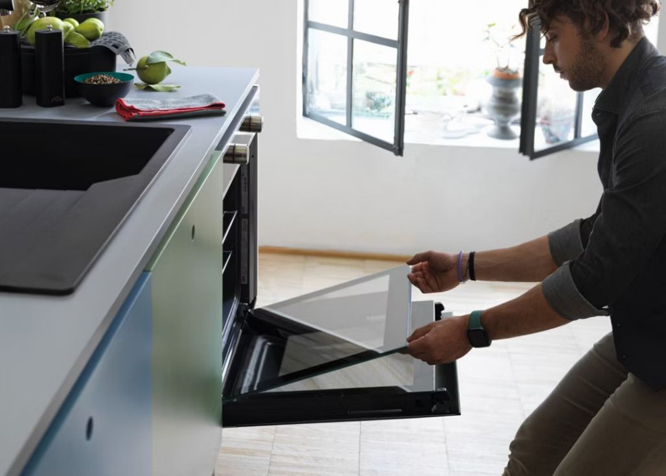 System Press to clean: Wewnętrzną szybę drzwi piekarnika można bardzo łatwo zdjąć, umyć i zamontować z powrotem