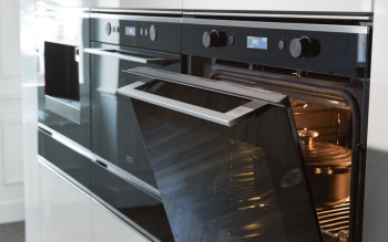Pieczesz trzy dania naraz i zapominasz o szorowaniu. Oto jak nowoczesne piekarniki zmieniają zasady gry w kuchni
