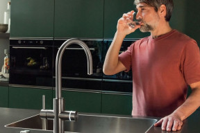 Bateria filtrująca w kuchni: luksus czy standard? Zdrowa woda bez mikroplastiku prosto z kranu