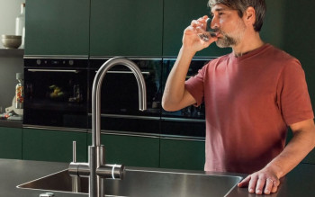 Bateria filtrująca w kuchni: luksus czy standard? Zdrowa woda bez mikroplastiku prosto z kranu