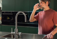 Bateria filtrująca w kuchni: luksus czy standard? Zdrowa woda bez mikroplastiku prosto z kranu