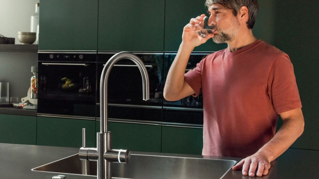 Bateria filtrująca w kuchni: luksus czy standard? Zdrowa woda bez mikroplastiku prosto z kranu