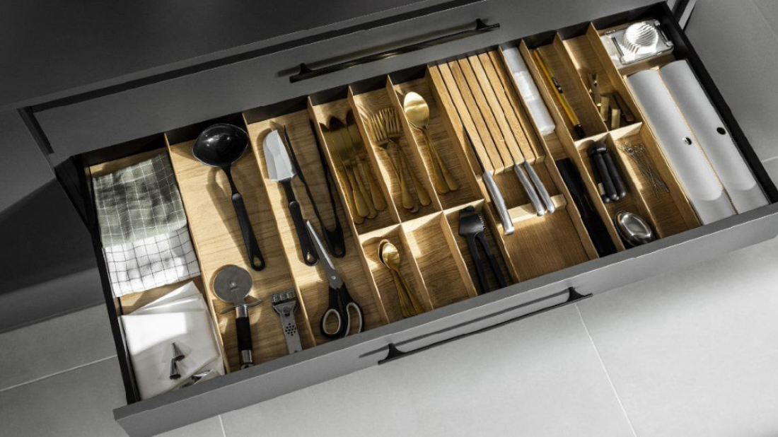 Organizery do szuflad kuchennych - ranking 10 rozwiązań, które pomagają uporządkować kuchnię