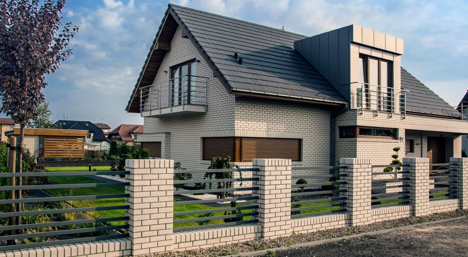 Dlaczego warto wybrać dachówkę ceramiczną? Trwały dach na pokolenia