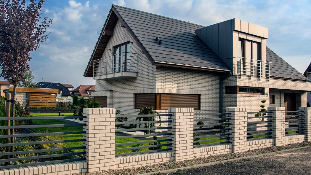 Dlaczego warto wybrać dachówkę ceramiczną? Trwały dach na pokolenia