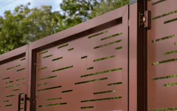 PB001 z bramą uchylną: nowoczesne ogrodzenie z blachy ocynkowanej