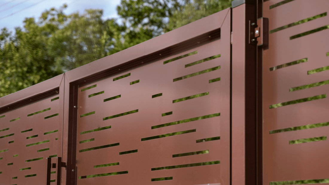 PB001 z bramą uchylną: nowoczesne ogrodzenie z blachy ocynkowanej