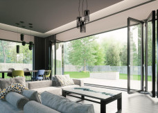 Duże okna w salonie wyglądają obłędnie. Latem mogą zmienić dom w szklarnię