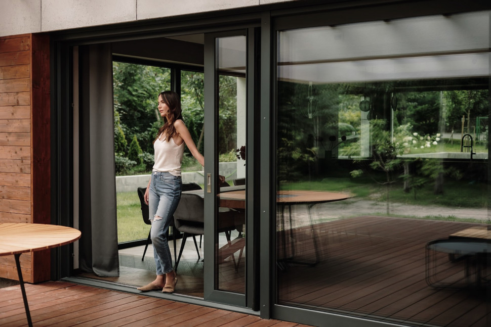 duże okna w salonie samoczyszczące