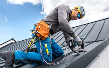 Dekarz, cieśla, architekt - kto za co odpowiada przy budowie dachu?