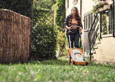 Kabel, akumulator, benzyna albo robot. Jaką kosiarkę wybrać, żeby trawnik wyglądał jak dywan