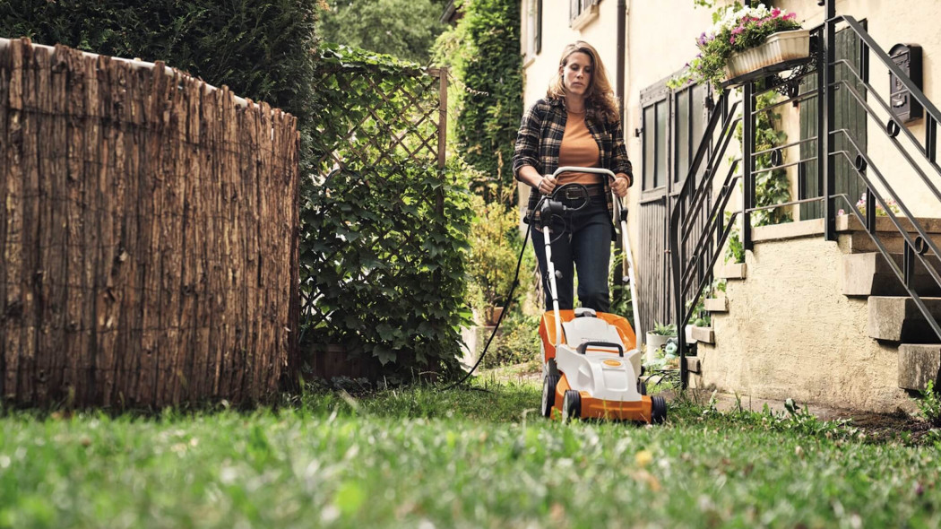 Kabel, akumulator, benzyna albo robot. Jaką kosiarkę wybrać, żeby trawnik wyglądał jak dywan