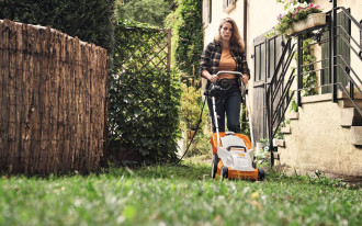 Kabel, akumulator, benzyna albo robot. Jaką kosiarkę wybrać, żeby trawnik wyglądał jak dywan