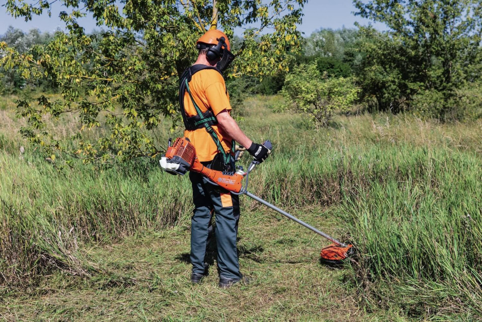 kosa spalinowa trawa wysoka