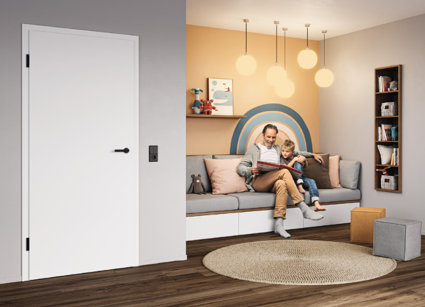 Drzwi wewnętrzne ProLine posiadają bardzo odporną na uderzenia powierzchnię Duradecor. W promocji można je zamówić jako kompletny zestaw z ościeżnicą i klamkami