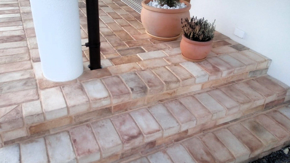 Płytki ze starej cegły od Elkamino Dom na schodach zewnętrznych