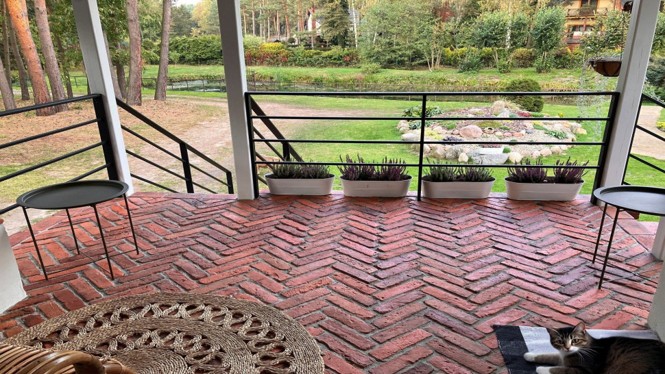 Płytki ze starej cegły od Elkamino Dom na tarasie