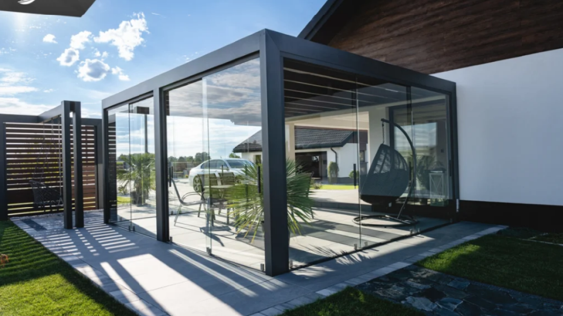 Taras tylko na lato? Dobre zadaszenie zmienia go w dodatkowy pokój