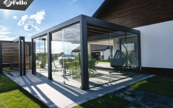 Taras tylko na lato? Dobre zadaszenie zmienia go w dodatkowy pokój