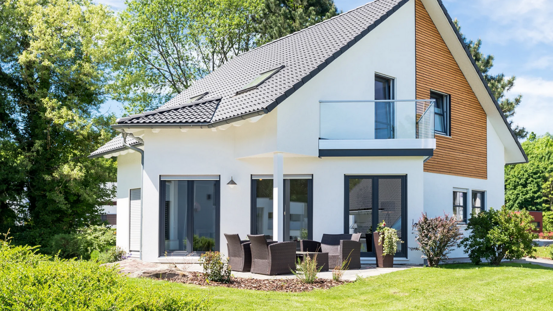 Największe mity o oknach - aluminium czy PVC, skąd woda na szybie i dlaczego z okien „wieje”?