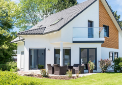 Największe mity o oknach - aluminium czy PVC, skąd woda na szybie i dlaczego z okien „wieje”?