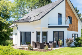 Największe mity o oknach - aluminium czy PVC, skąd woda na szybie i dlaczego z okien „wieje”?