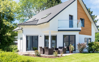 Największe mity o oknach - aluminium czy PVC, skąd woda na szybie i dlaczego z okien „wieje”?