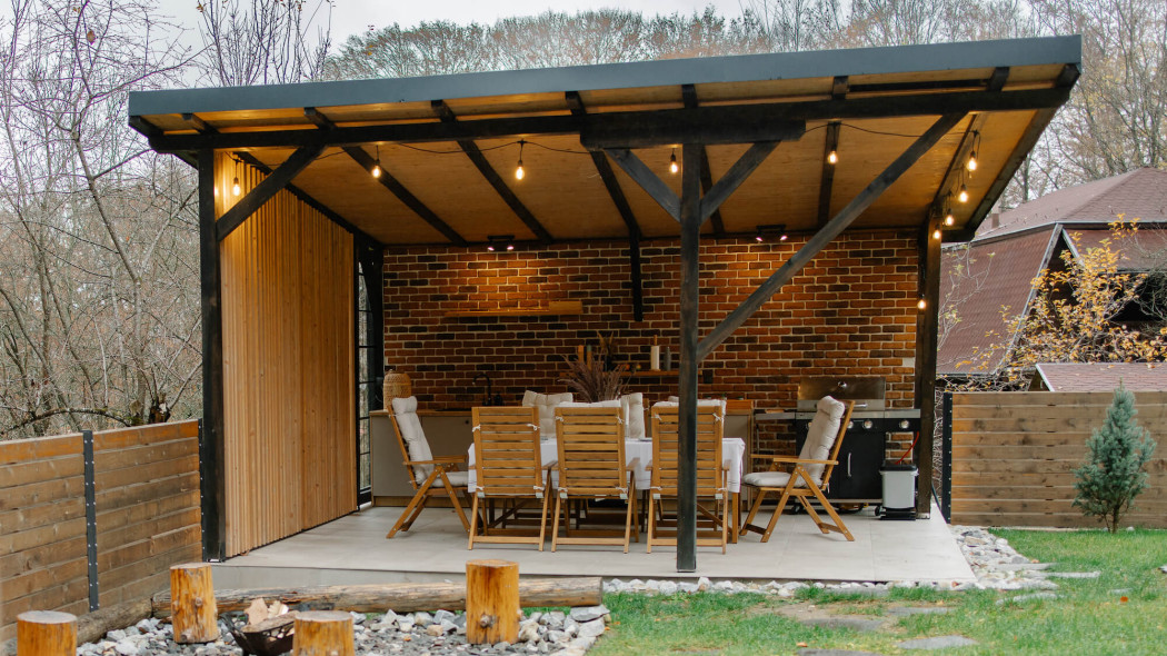 Altana ogrodowa, która nie stoi pusta. Gdzie ją postawić i jak urządzić, żeby chciało się w niej przebywać?