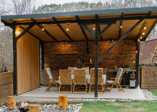 Altana ogrodowa, która nie stoi pusta. Gdzie ją postawić i jak urządzić, żeby chciało się w niej przebywać?