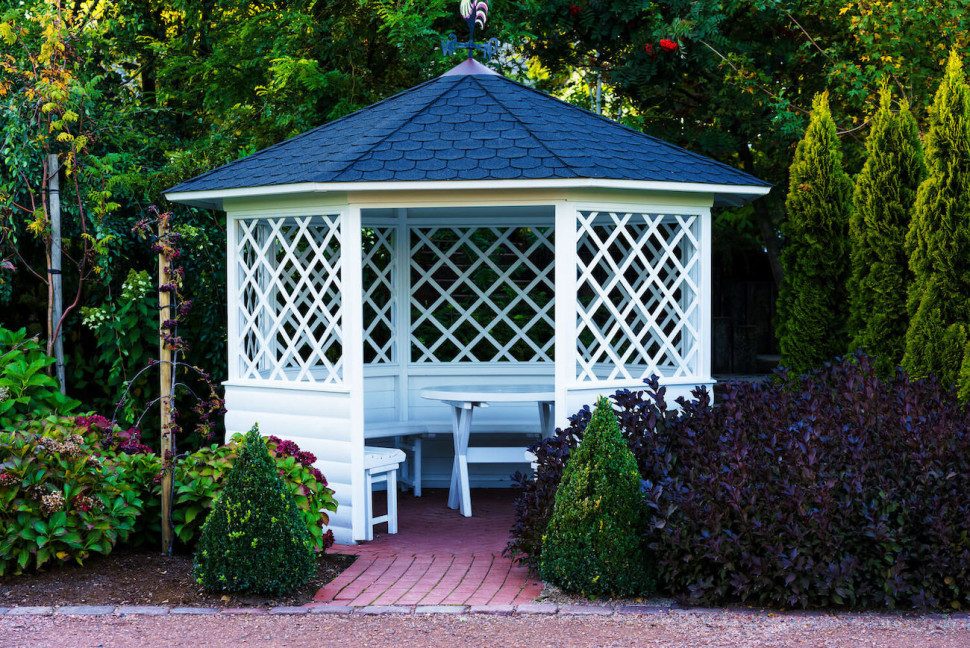 biała drewniana altana ogrodowa