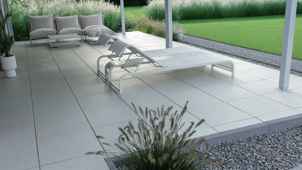 Ile trzeba wydać na taras w 2026 r.? Płyty betonowe, drewno czy kompozyt