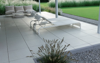 Ile trzeba wydać na taras w 2026 r.? Płyty betonowe, drewno czy kompozyt