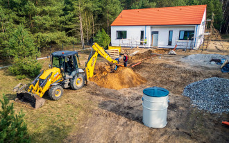 Prosta oczyszczalnia z drenażem kusi ceną. Kompaktowa daje większą pewność