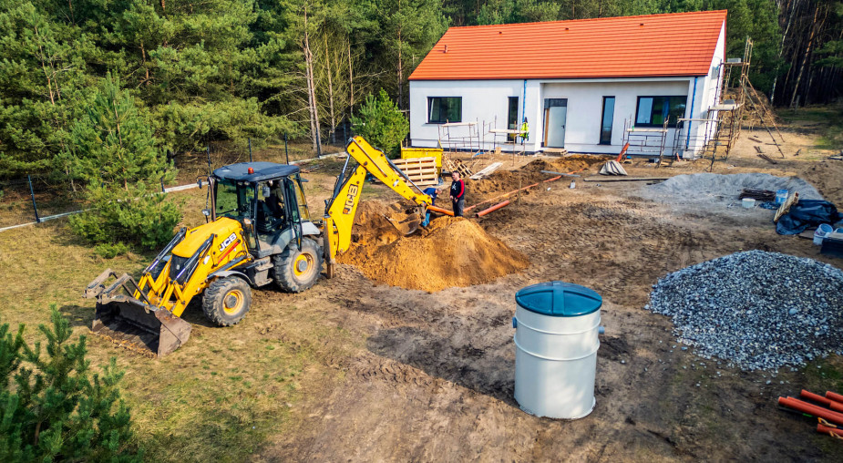 Prosta oczyszczalnia z drenażem kusi ceną. Kompaktowa daje większą pewność