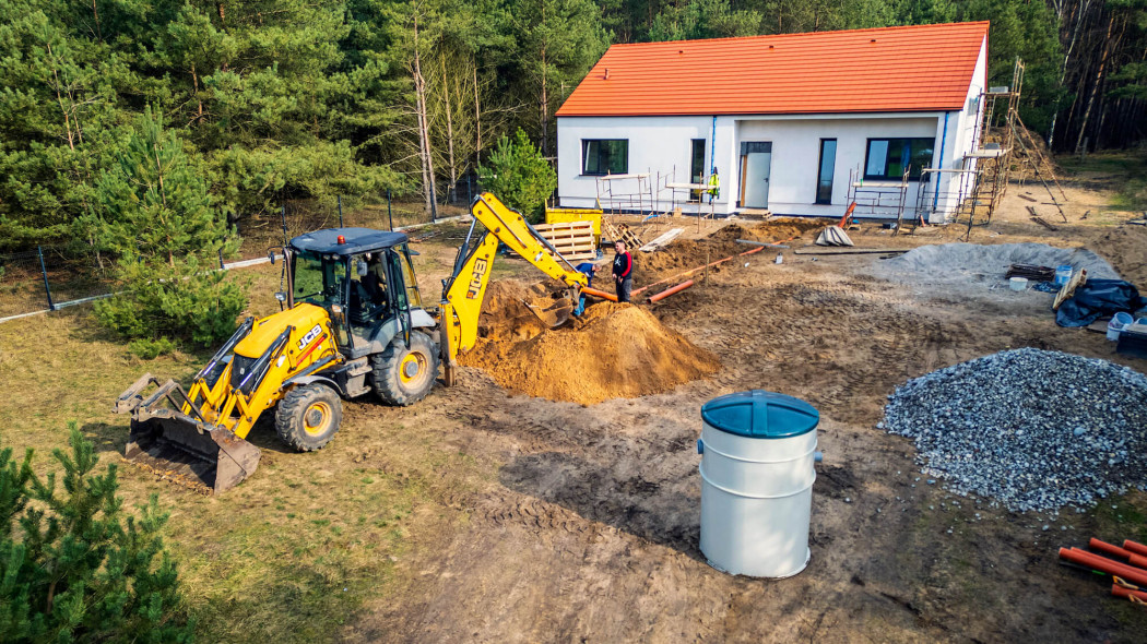 Prosta oczyszczalnia z drenażem kusi ceną. Kompaktowa daje większą pewność