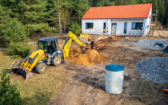 Prosta oczyszczalnia z drenażem kusi ceną. Kompaktowa daje większą pewność