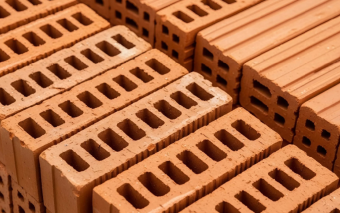 Jakie są zasady bezpiecznego murowania i cięcia pustaków ceramicznych?