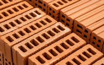 Jakie są zasady bezpiecznego murowania i cięcia pustaków ceramicznych?