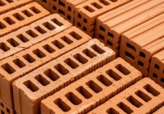 Jakie są zasady bezpiecznego murowania i cięcia pustaków ceramicznych?