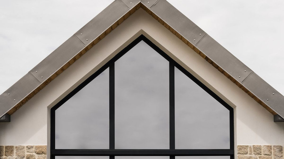 Okno trójkątne vs trapezowe: które wybrać na ścianę szczytową?