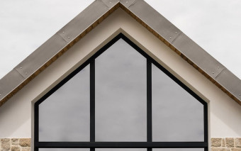 Okno trójkątne vs trapezowe: które wybrać na ścianę szczytową?