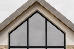 Okno trójkątne vs trapezowe: które wybrać na ścianę szczytową?