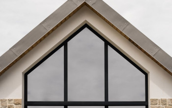 Okno trójkątne vs trapezowe: które wybrać na ścianę szczytową?
