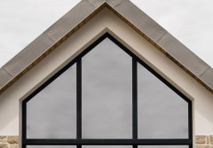 Okno trójkątne vs trapezowe: które wybrać na ścianę szczytową?