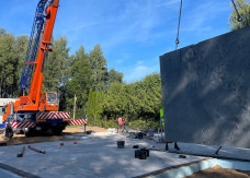 Rano był tylko fundament, a wieczorem stoją już ściany. 5 szybkich metod budowy domu