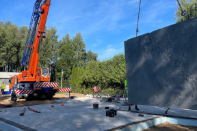 Rano był tylko fundament, a wieczorem stoją już ściany. 5 szybkich metod budowy domu