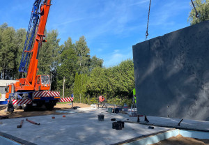 Rano był tylko fundament, a wieczorem stoją już ściany. 5 szybkich metod budowy domu
