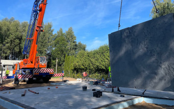 Rano był tylko fundament, a wieczorem stoją już ściany. 5 szybkich metod budowy domu
