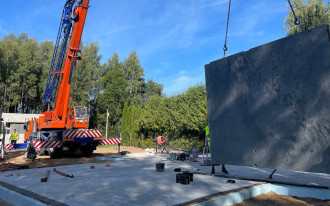 Rano był tylko fundament, a wieczorem stoją już ściany. 5 szybkich metod budowy domu