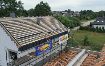 Drewno pod blachodachówkę. To od więźby zaczyna się trwały dach